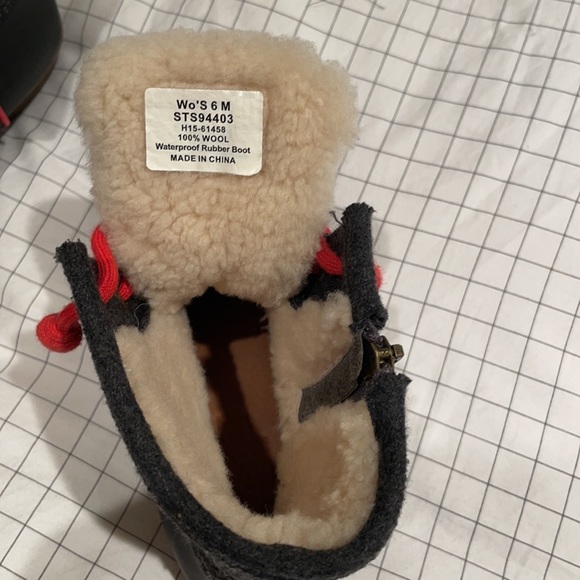 Wonens size 6 Sperry Boots. - Picture 2 of 5